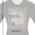 Text: "MONO NO AWARE MARGARET MARQUARDT WEGE UND WERKE" auf grauem T-Shirt, Maße 50 cm hoch.