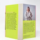 Text links: Louisa Dellert stellt Fragen zu Körperwahrnehmung, Schönheit und Bodypositivity, sucht Frieden mit dem Körper.

Text rechts: Louisa Dellert, geboren 1989, ist Content Creator und Buchautorin. Bekannt für mentale Gesundheit und Körperbild-Themen. 

Foto: Frau in grauem Pullover.