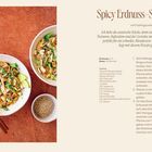 Spicy Erdnuss-Sobanudeln Rezept mit Frühlingszwiebeln. Zutaten und Schritte beschrieben. Links Schüssel mit Nudeln.