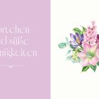Texte: "Törtchen und süße Kleinigkeiten". Links violetter Hintergrund, rechts eine bunte Blumencollage.