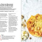 Rezept für Filoteig-Torte mit Blumenkohl. Links Zutaten und Schritte, rechts eine goldene Torte umgeben von Blumenkohlstücken.