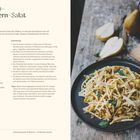 Rettich-Grünkern-Salat mit Rezepttexten; Zutatenliste und Zubereitungsschritte links. Rechts ein Teller mit dem fertigen Salat.
