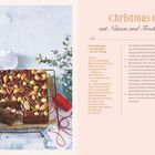 "Christmas Cake mit Nüssen und Trockenfrüchten." Rezept neben quadratischem Kuchen, belegt mit Nüssen und Trockenfrüchten.