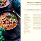 „Marry-me“-Hühnersuppe mit Speck und Parmesan. Rezepttext mit Zutatenliste und Anleitung, Bild zeigt Suppenschalen mit Kräutergarnitur.