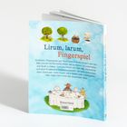 Titel: Lirum, larum, Fingerspiel. Verspielte Illustration mit Tieren am Tisch, Bäume und ein Kind mit Körbchen.