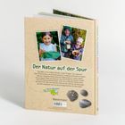 "Der Natur auf der Spur" ist der Titel. Zwei Fotos von lachenden Kindern, eines hält ein großes Blatt, das andere Kastanien.