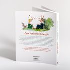 "Zum Verlieben komisch" illustriert eine romantische Szene mit Herzen. Text über Liebe und Humor bei Paaren.