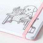 Illustration: Ein Hund näht an einer Nähmaschine, mit einem gepunkteten Stoffstück. Ein pinkes Gummiband umschließt ein Buch.