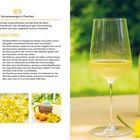 "Wein: Sonnenenergie in Flaschen" zeigt Zutaten und Herstellung von Löwenzahnwein. Rechts ist ein Glas und eine Flasche mit gelbem Getränk.