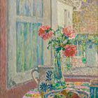 5, 2027. Impressionistisches Gemälde eines Fensters mit Blumen in einer Vase und buntem Tischtuch.