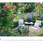 Mai 2024, Kalendernummern 1-31. Zwei weiße Stühle mit Kissen und Tisch, umgeben von blühenden Pflanzen in einem Garten.