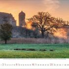 Im Mai-Kalenderbild steht eine Burg vor einem bewölkten Sonnenaufgang mit Bäumen und Wiesen im Vordergrund.