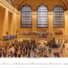 5 May, Kalender mit Bahnhof voller Menschen, großer amerikanischer Flagge und hoch aufragenden Fenstern.