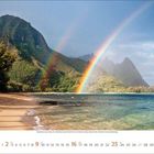 Kalender für Mai 2021. Strand mit Regenbogen und Bergen im Hintergrund.