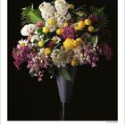 5, 2027. Kalenderansicht mit einem Blumenstrauß vor schwarzem Hintergrund und Monatsübersicht unten.