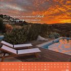 Zitat von Anton Tschechow über Glück und Müßiggang. Terrasse mit Sonnenliegen, Pool und spektakulärem orangefarbenem Himmel.