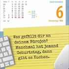 Text: „Was gefällt dir an deinem Bürojob? Manchmal hat jemand Geburtstag, dann gibt es Kuchen.“ Kalender mit 6. Mai. Tastatur und Maus sichtbar.