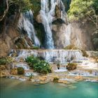 Mai 2027 Kalenderblatt, Wasserfall in grüner Waldlandschaft mit türkisfarbenem Wasser im Vordergrund.