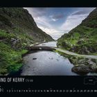 RING OF KERRY 179 KM; Landschaft mit Brücke zwischen grünen Hügeln, fließendes Wasser, bewölkter Himmel.