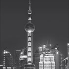 "Shanghai – China. Oriental Pearl Tower. Höhe: 468 Meter. Bauzeit: 1991–1994." Skyline mit erleuchtetem Fernsehturm. Kalendarium Mai.