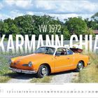 VW 1972 Karmann-Ghia. Ein orangefarbenes Auto steht auf einem Feldweg vor einer blühenden, lila Landschaft.