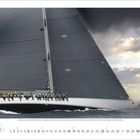 Mai 5 in Großbuchstaben. Eine Gruppe von Menschen auf einem großen Segelboot bei bewölktem Himmel.