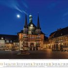 Rathaus Wernigerode, Stern: Aldeb. Taurus. Gebäude mit Fachwerk, beleuchtet in nächtlicher Kulisse. Kalender mit Datum.