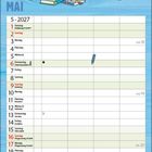 Kalender für Mai 2027 mit Feiertagen. Illustration: Blauer Elefant und pinker Hase lesen auf einem Sofa.