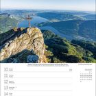 Mai 2027 Kalender. Monte Pelmo, Dolomiten. Goldener Sonnenuntergang beleuchtet Gebirgsszenerie mit überwältigenden Gipfeln.