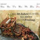 "Noch 30 Jahre bis zur Rente. Naja, immerhin ist schon Freitag." Kalender vom 15. bis 21. März 2027. Alte, rostige Schreibmaschine.