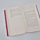Ein Buch liegt offen auf einer weißen Oberfläche. Die rechte Seite zeigt die Seitenzahl 123 und beginnt mit Kapitel 8.