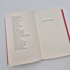 Links: Gedicht über Reisen, Pokémon und Mr. Sandmann. Rechts: „Aus den Pausenbüchern“. Buch mit rotem Einband.