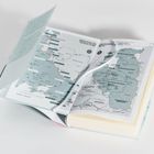 Eine geöffnete Buchseite zeigt eine Landkarte mit markierten Orten, Grenzen und dem Schwarzen Meer. Ein Textabschnitt ist sichtbar.