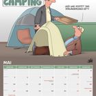 Text: "UND WAS KOSTET DAS VERLÄNGERUNGS-SET?" Kalender für Mai. Illustration: Mann kniet aus Zelt, fragt anderen Mann.