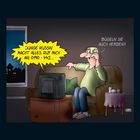 Ein Mann auf dem Sofa fragt am Telefon: "Bügeln Sie auch Hemden?", inspiriert von einem Werbespot im Fernsehen.
