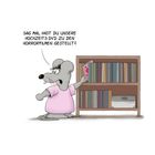 Eine gezeichnete Maus fragt: "Sag mal, hast du unsere Hochzeits-DVD zu den Horrorfilmen gestellt?" Sie steht vor einem Bücherregal.