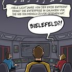„Viele Lichtjahre von der Erde entfernt...“ „Bielefeld?!“ Illustration einer Raumschiffbrücke mit drei Personen.