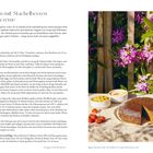 Ingwerkuchen mit Stachelbeeren und Zitronencreme. Rezept und Zutaten für 10-12 Personen. Essensfoto mit blühenden Pflanzen im Hintergrund.