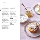 Links das Rezept für Polenta-Küchlein mit Orange und Fenchel. Rechts ein Teller mit einem Küchlein, Joghurt, Honig, und Kaffee.