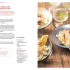 Rezept für Kalbsgulasch mit Anis-Zwiebel-Creme und Okras, auf Holzbrett in Schalen serviert, daneben Besteck.