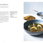 Zwiebelcremesuppe mit Apfelmost-Rezept. Links Text, rechts Bild mit Zwiebelsuppe in Schale, Brotscheiben und Salzstreuer.