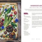 "Sommertarte" steht groß geschrieben. Darunter das Rezept für eine Tarte mit bunten Tomaten, Erbsen und Basilikum. Links eine farbenfrohe Tarte mit Tomaten, Erbsen und essbaren Blüten.