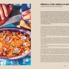 **FREGULA CON ARSELLE E BOTTARGA**  
Fregula mit Venusmuscheln und Bottarga

Ein Rezepttext, daneben eine Hand, die Bottarga über Fregula reibt. Schüssel links, blaues Muster darunter.