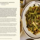 "In Wein geschmorte Bohnen mit Sardellen" ist der Titel. Rechts ist ein Teller mit grünen Bohnen und Sardellen.