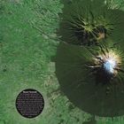 Mount Taranaki: Ein kreisrunder Wald umgibt den Vulkan auf einer Satellitenansicht, die grünes Land und blaue Küste zeigt.