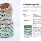 Texte beschreiben Anleitungen für Aufbewahrungskörbe. Links davon sind geflochtene Körbe in Pastellfarben übereinander gestapelt.