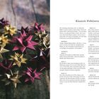 Klassische Fröbelsterne. Anleitung zur Herstellung von Sternen aus Papierstreifen in Rot und Gold auf Holzoberfläche.