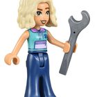 Illustration einer Spielfigur mit blonden Haaren, die einen Schraubenschlüssel hält, trägt blaue Hose und hellgrünes Oberteil.