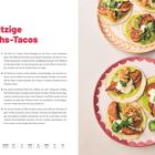 "Spritzige Lachs-Tacos" steht groß. Ein Rezept für Lachs-Tacos, begleitet von Bildern der Tacos auf bunten Tellern.
