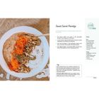 "Sweet Carrot Porridge" Rezepttext, Zutatenliste, und Zubereitungstipps. Links ein Teller mit Porridge, geriebene Karotte, Nüsse.